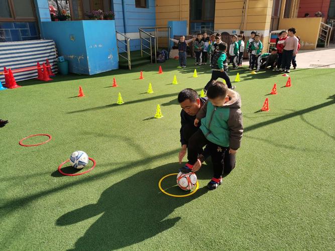 足球辅导课，踢球技巧还是战术意识？-图2