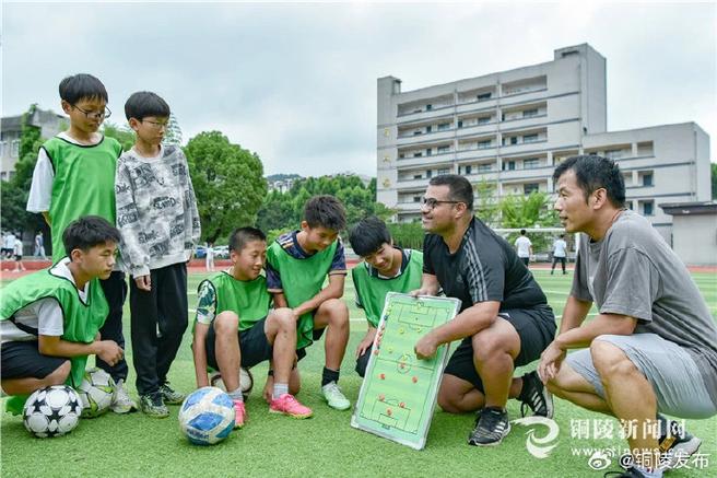 足球辅导课，踢球技巧还是战术意识？-图1