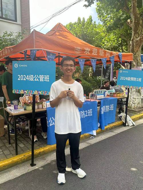 辅导员横幅，为何引争议？-图3