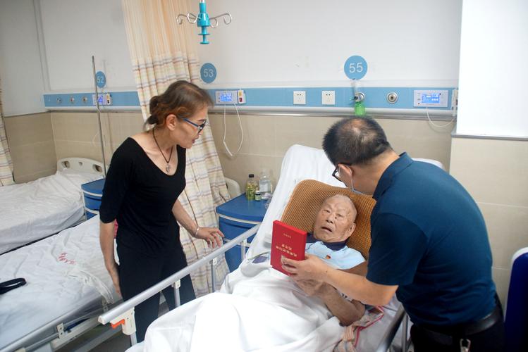 邓红霞辅导员如何用专业与爱心点亮学生成长之路?-图3 邓红霞辅导员如何用专业与爱心点亮学生成长之路?-图3