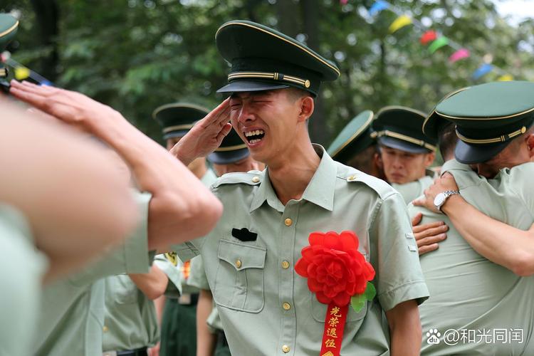 从迷彩到校园，退伍辅导员如何用军人底色点亮学生成长之路？-图2